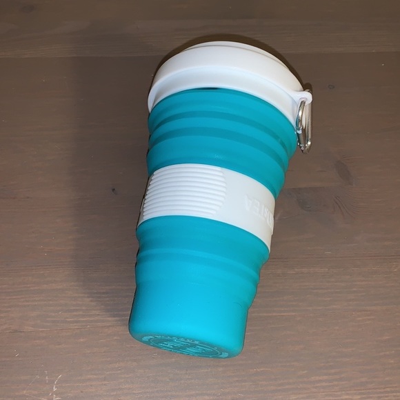 🆕 David’s Tea Teal and White Collapsible Silicone Iced Tea Cup with Carabiner - Picture 4 of 10